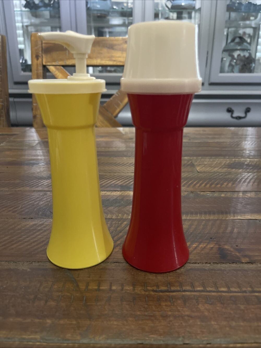 VINTAGE TUPPERWARE KETCHUP AND MUSTARD PUMP DISPENSERS WITH 1 LID